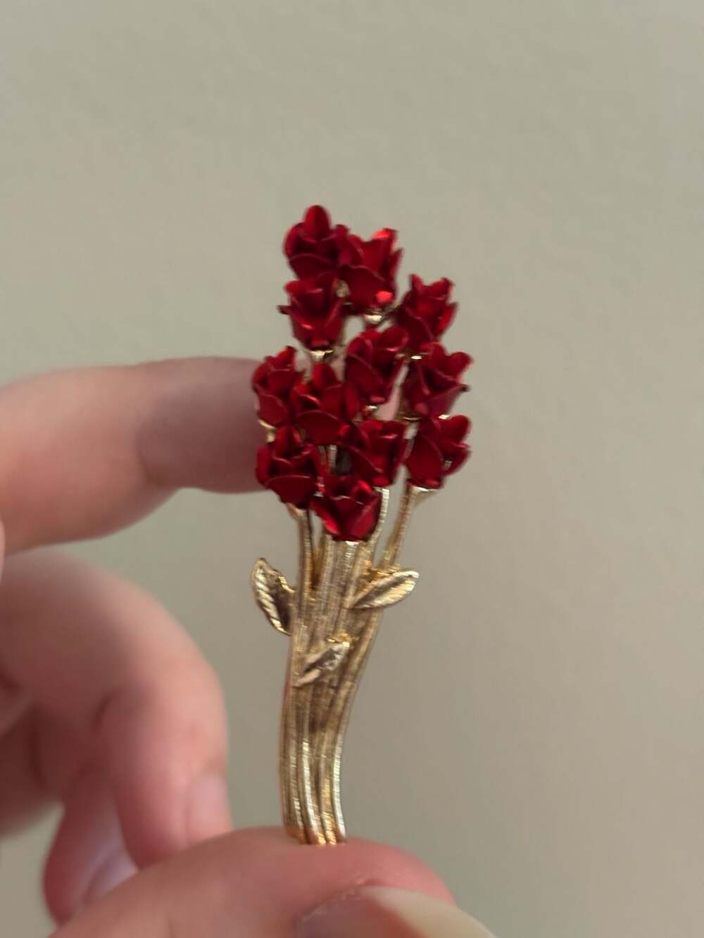 DM 97 Vintage Gold Tone Red Rose Bouquet Brooch